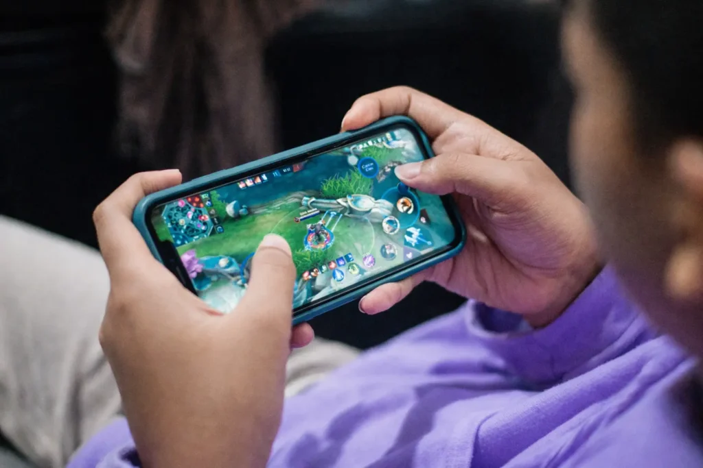 Mobile MOBA gaming in action